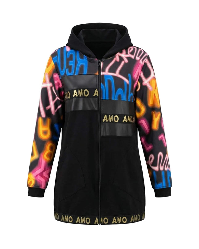 Черен макси дамски жакет с качулка и ефектен цветен графити принт по ръкавите, заснет отпред на бял фон.