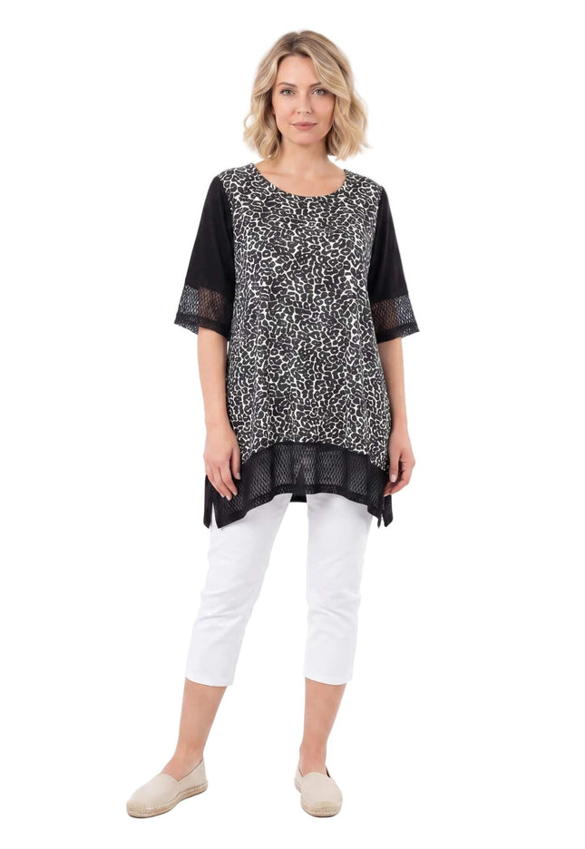 Черна лятна макси туника от памук с черно-бял принт и мрежести детайли. Изглед отпред в цял ръст на бял фон.