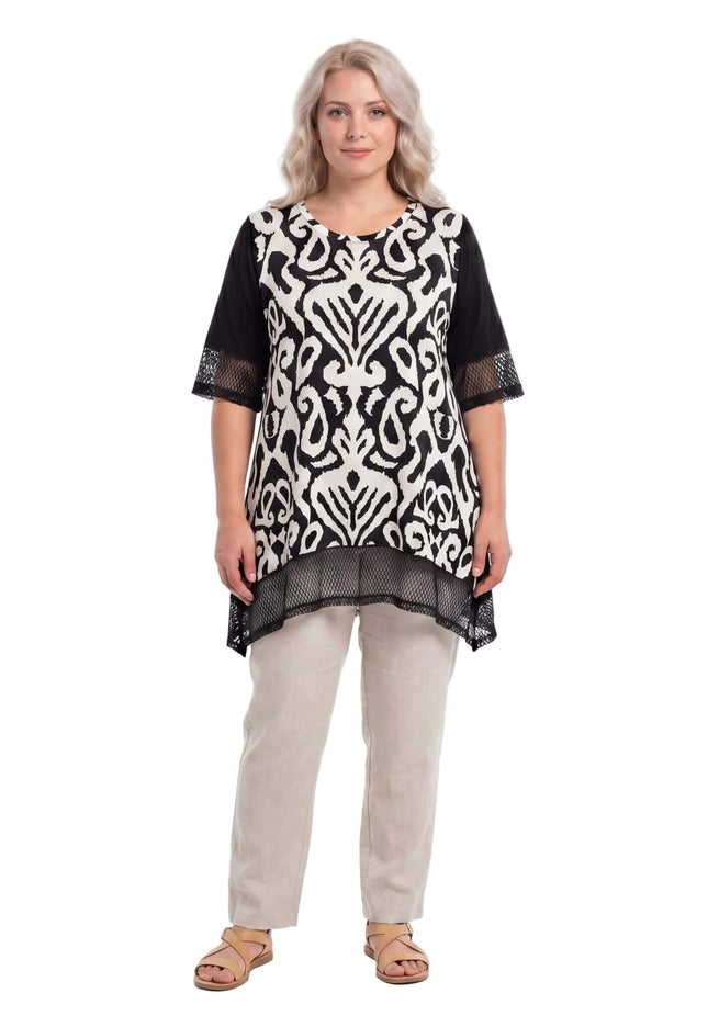 Черна лятна туника големи размери с ефектен абстрактен принт и мрежест кант, заснета отпред в цял ръст на бял фон.