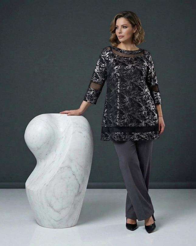 Черна официална макси туника с мрежести детайли и сребрист принт, представена от модел в кадър в цял ръст.