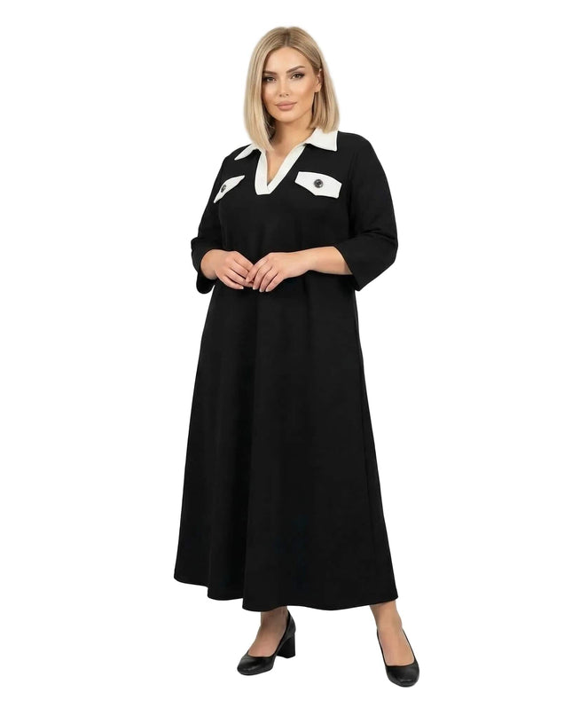 Черна разкроена макси рокля с контрастна бяла яка и декоративни джобчета, заснета в цял ръст на бял фон.