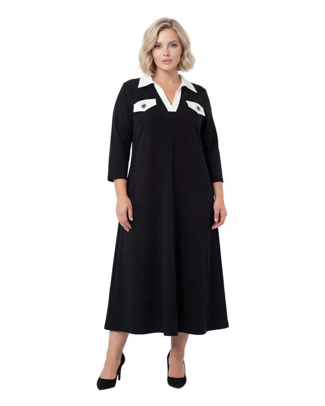 Черна официална макси рокля с контрастна бяла яка, декоративни джобчета и 7/8 ръкави. Цял ръст отпред на бял фон.