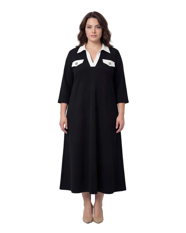 Черна официална макси рокля големи размери с контрастна бяла яка и V-образно деколте, снимана отпред в цял ръст на бял фон.