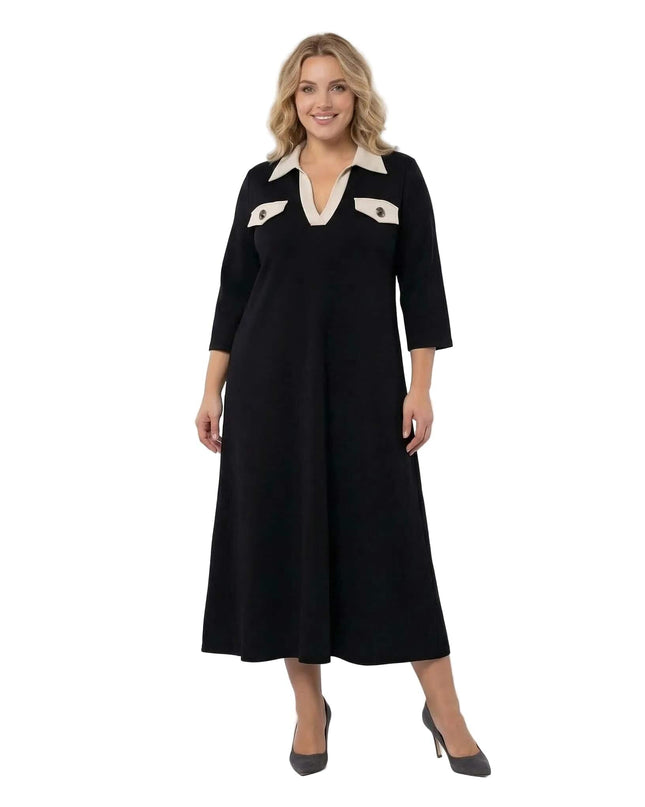 Черна официална макси рокля с контрастна бяла яка и джобчета. Кадър в цял ръст на бял фон, показващ свободния А-силует и 7/8 ръкави.