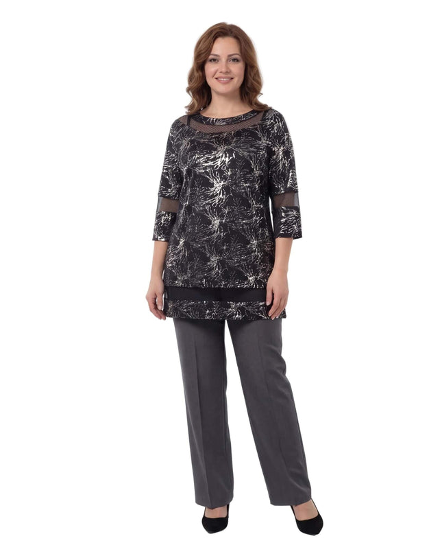 Черна официална макси туника със сребрист принт и мрежести детайли, представена върху модел в цял ръст на бял фон.