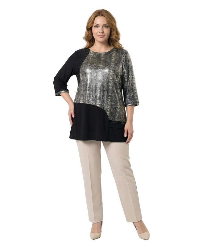 Елегантна черна макси туника със сребрист змийски принт и свободни 7/8 ръкави, снимана в цял ръст върху модел на бял фон.