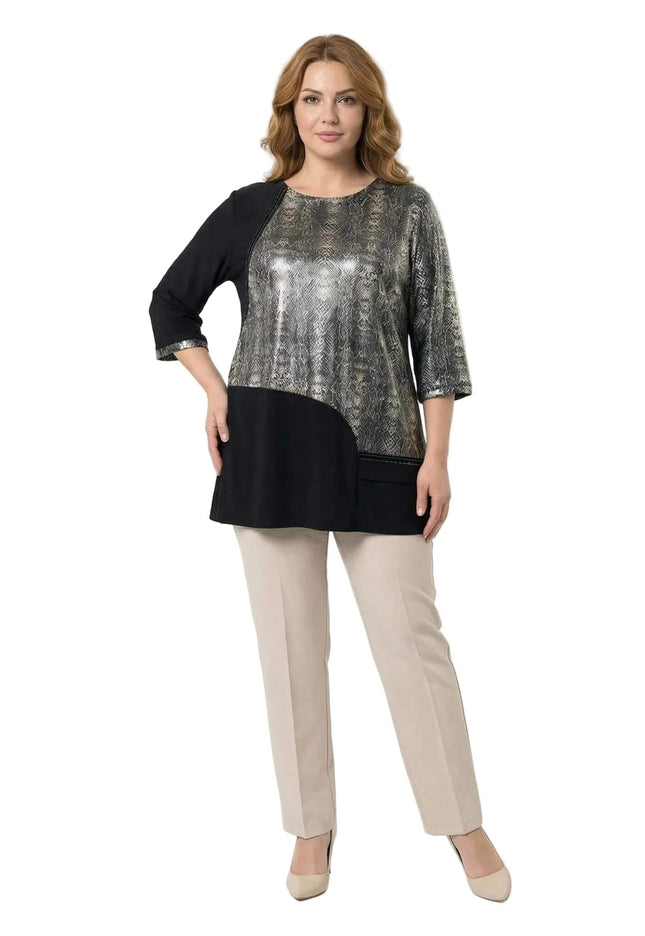 Елегантна черна макси туника със сребрист змийски принт и свободни 7/8 ръкави, снимана в цял ръст върху модел на бял фон.