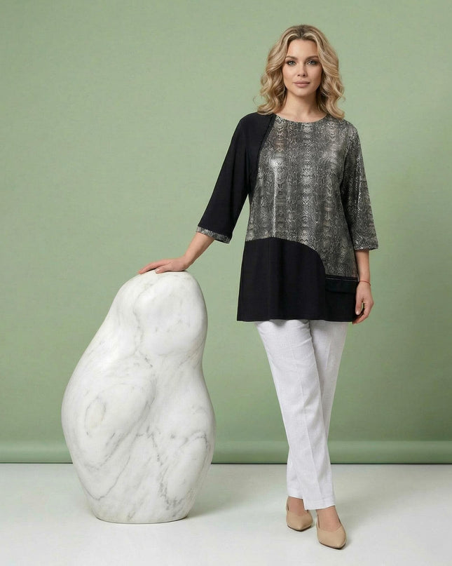 Черна официална макси туника със сребрист змийски принт и свободна кройка, представена от модел в цял ръст.