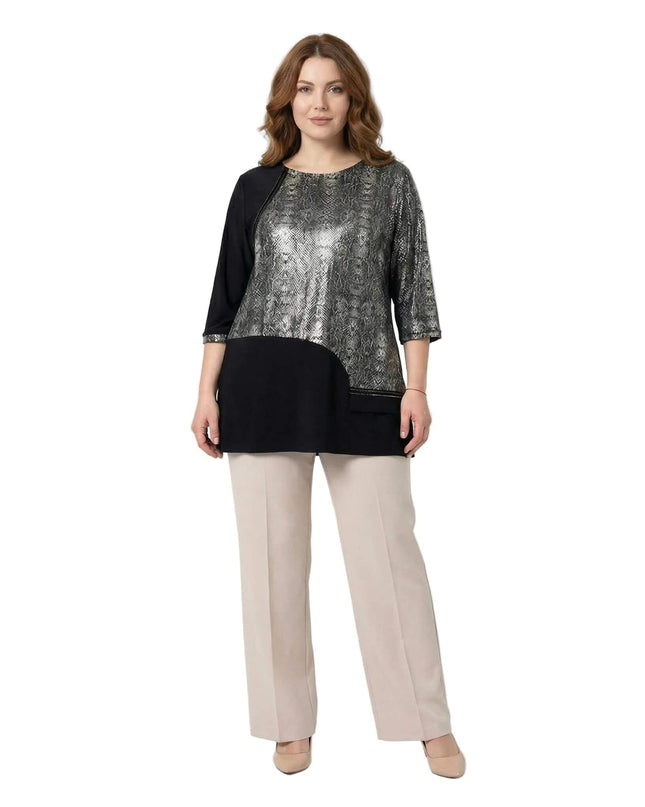 Черна официална макси туника със змийски принт и 7/8 ръкави, представена от модел в цял ръст на бял фон.