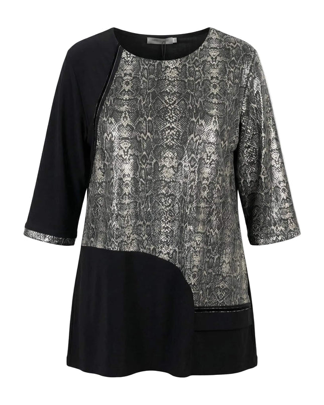 Черна официална макси туника със сребрист змийски принт и 7/8 ръкави. Преден изглед на бял фон, показващ асиметричния дизайн на дрехата.