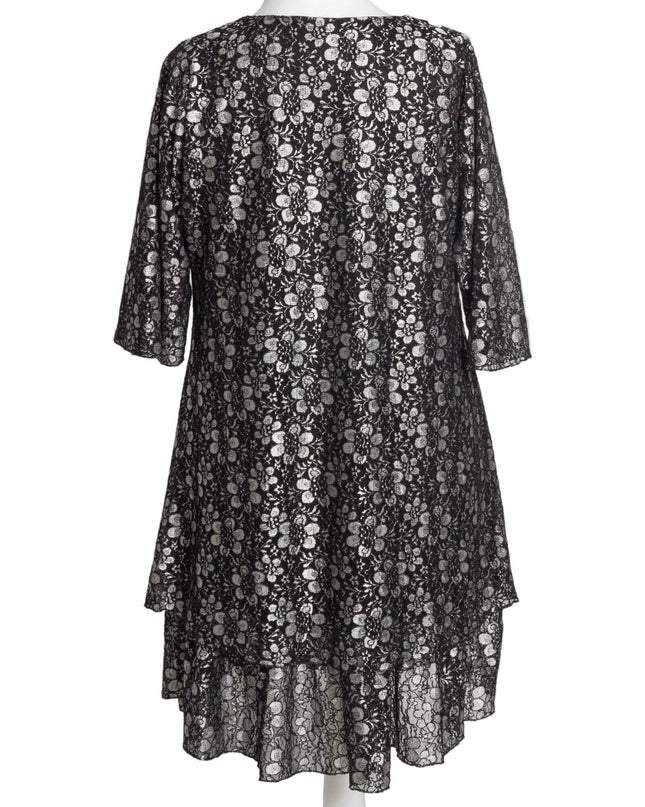 Елегантна черна официална рокля с флорална дантела и разкроена кройка, заснета в гръб върху манекен на бял фон.