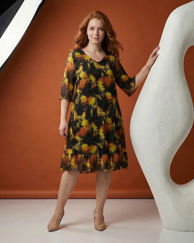 Черна официална шифонена рокля големи размери с абстрактен жълт принт и волан на подгъва, представена в цял ръст.