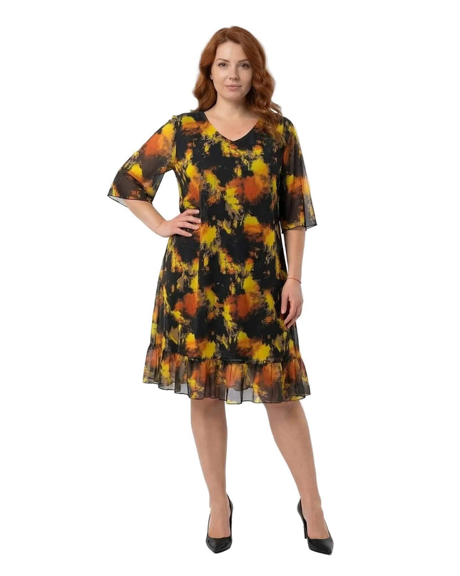 Черна официална шифонена рокля големи размери с жълто-оранжев абстрактен принт и V-образно деколте, представена в цял ръст.