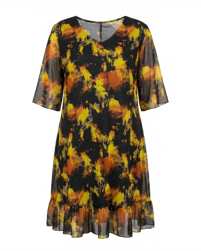 Черна официална шифонена рокля големи размери с абстрактен жълт принт и V-образно деколте, изглед отпред на бял фон.