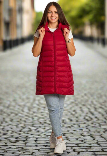 Червен елек с качулка и джобове в макси размери - Maxi Market