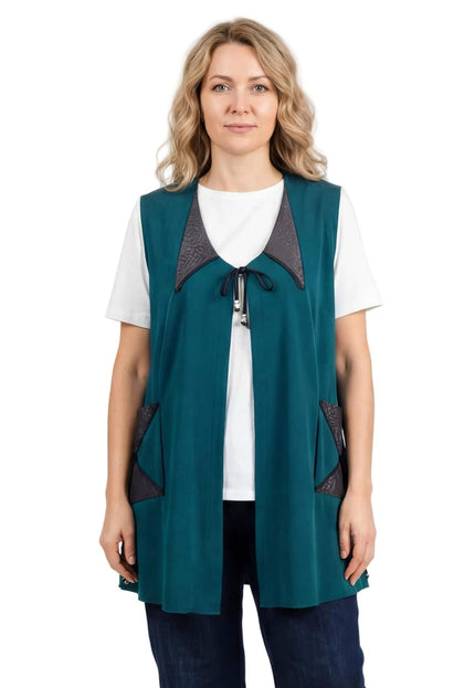 Дълъг разкроен макси елек в масленозелен цвят с акценти от еко кожа по реверите и джобовете, закопчаване с връзки, изглед отпред.