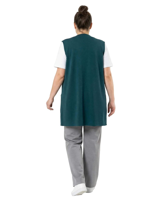 Дълъг разкроен макси елек в масленозелен цвят, изглед отзад в цял ръст, показващ изчистения дизайн и свободното падане на материята.