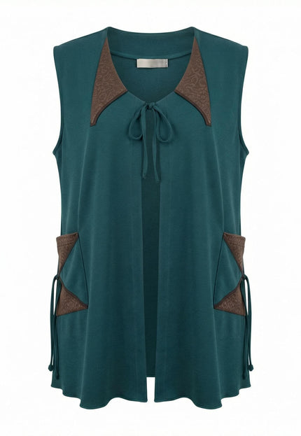 Дълъг разкроен макси елек в масленозелено с декоративни елементи от еко кожа и закопчаване с връзки, заснет на бял фон.