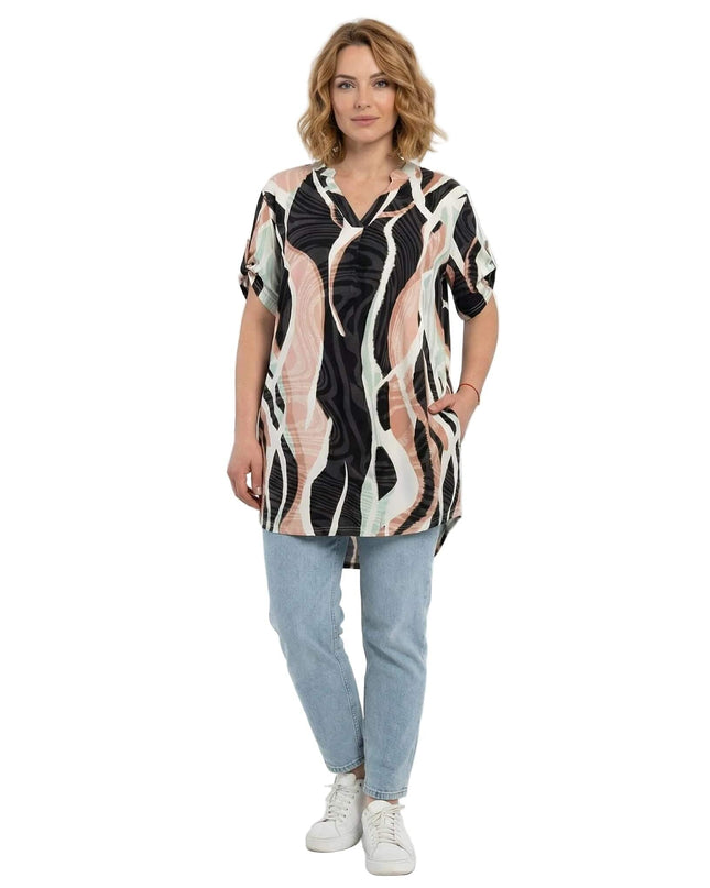 Дълга лятна макси туника с абстрактен шарен принт и V-образно деколте, представена отпред в цял ръст на бял фон.