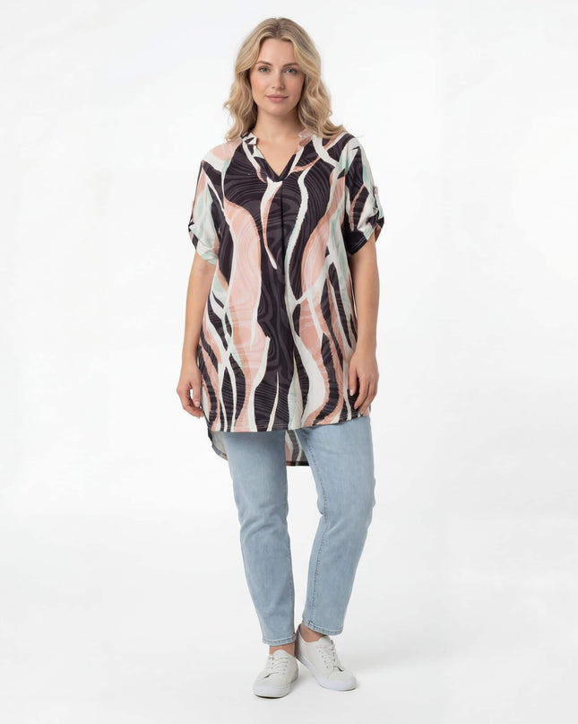 Дълга лятна макси туника с шарен абстрактен принт и V-образно деколте, представена в цял ръст на бял фон.