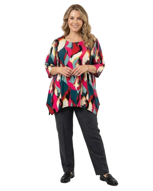 Модел в цял ръст на бял фон, представящ дълга лятна макси туника с ярък шарен абстрактен принт и свободно падаща кройка.