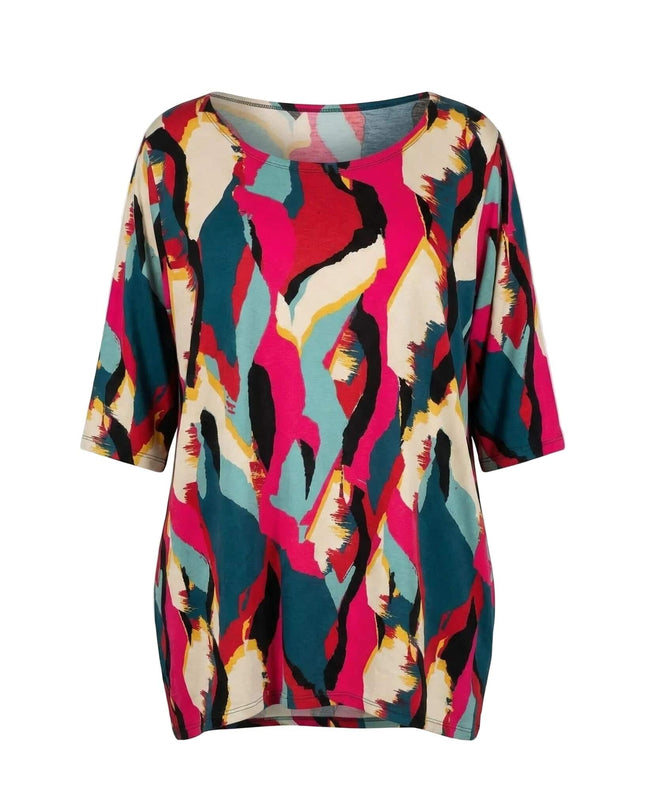 Дълга лятна макси туника в ярък абстрактен принт с къс ръкав и обло деколте, представена отпред на бял фон.