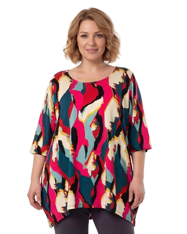 Дълга лятна макси туника в шарен абстрактен принт тип четка отпред, представена от модел на бял фон.