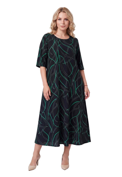 Дълга официална макси рокля с къс ръкав в черно и зелено, с красив абстрактен принт и обло деколте, снимана в цял ръст на бял фон.