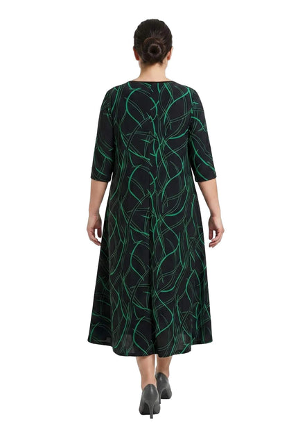 Изглед отзад на дълга официална макси рокля в черно със зелен абстрактен принт, представена на бял фон.