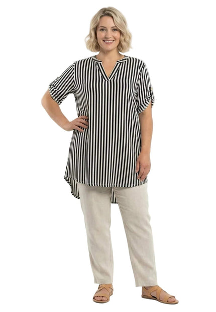 Дамска дълга памучна туника големи размери с черно-бяло райе и V-образно деколте, представена в цял ръст на модел.