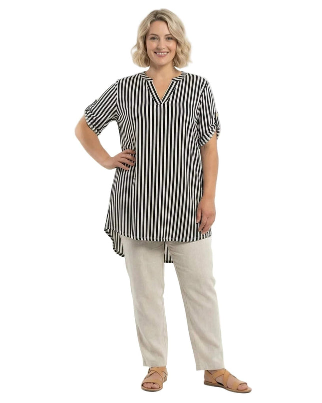 Дамска дълга памучна туника големи размери с черно-бяло райе и V-образно деколте, представена в цял ръст на модел.