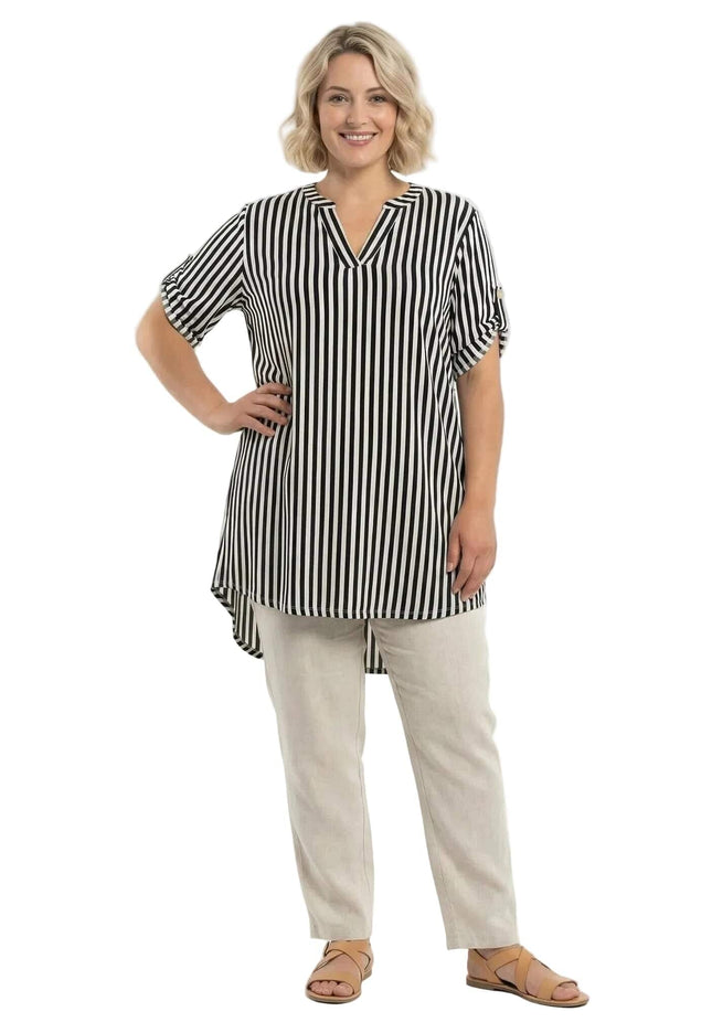 Дамска дълга памучна туника големи размери с черно-бяло райе и V-образно деколте, представена в цял ръст на модел.