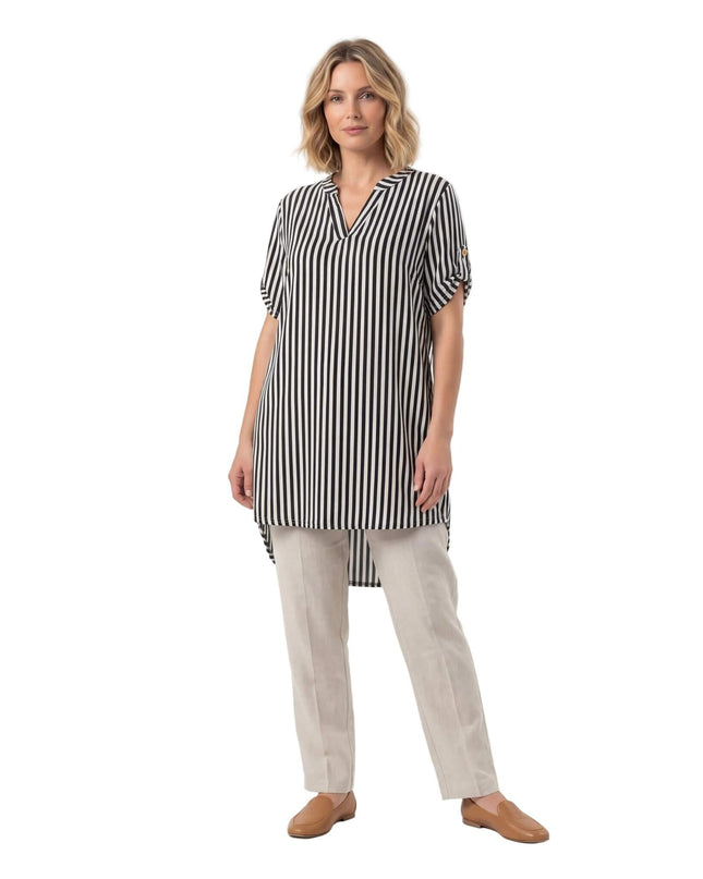 Дамска дълга туника с черно-бяло райе, V-образно деколте и асиметричен подгъв. Представена в цял ръст на бял фон, съчетана със светъл панталон.