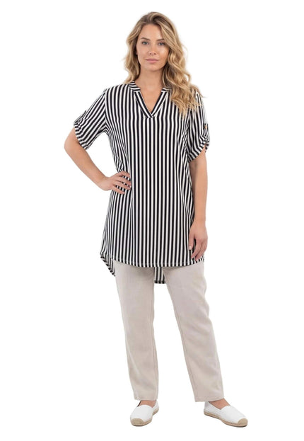 Дамска дълга памучна туника големи размери с райе, заснета в цял ръст на бял фон.