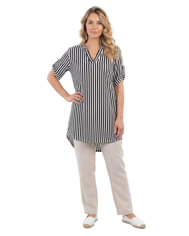 Дамска дълга памучна туника големи размери с райе, заснета в цял ръст на бял фон.