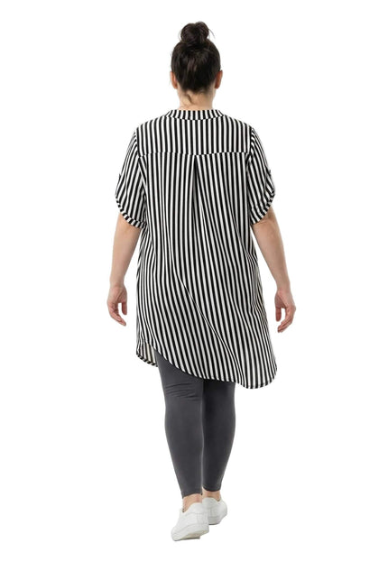 Изглед отзад на дамска дълга памучна туника големи размери с черно и бяло райе. Вижда се детайлът с фалта на гърба и дългият асиметричен подгъв.