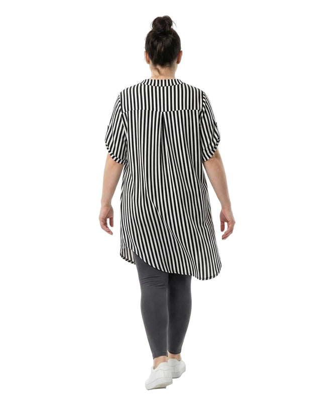 Изглед отзад на дамска дълга памучна туника големи размери с черно и бяло райе. Вижда се детайлът с фалта на гърба и дългият асиметричен подгъв.