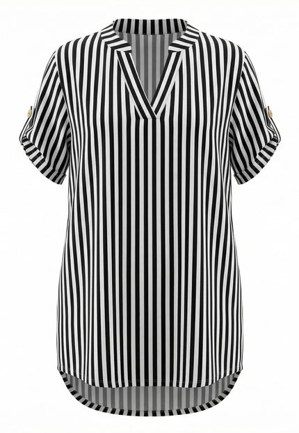 Дамска дълга памучна туника големи размери с черно-бяло райе. Плосък кадър на гърба на дрехата на бял фон, показващ асиметричния подгъв.