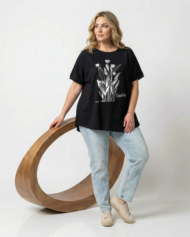 Снимка в цял ръст на дамска лятна макси туника с цветя и дантела в черен цвят. Моделът е с флорална апликация отпред.