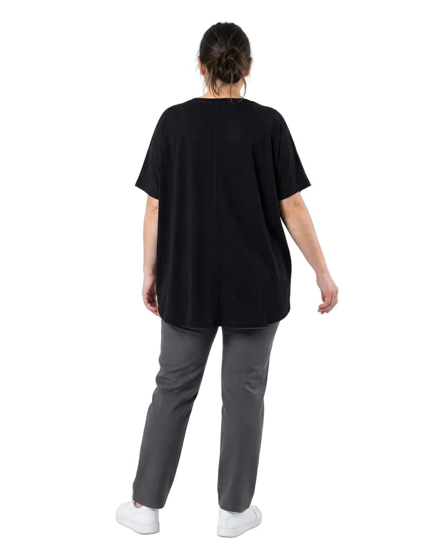 Дамска лятна макси туника в черен цвят. Изглед отзад, показващ изчистения дизайн на гърба и свободно падащата кройка в цял ръст.