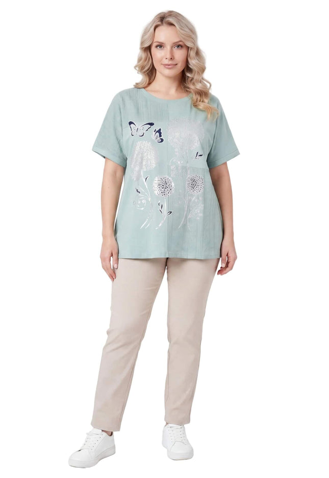 Дамска лятна макси туника в зелено с флорална апликация и обло деколте, показана в кадър в цял ръст.