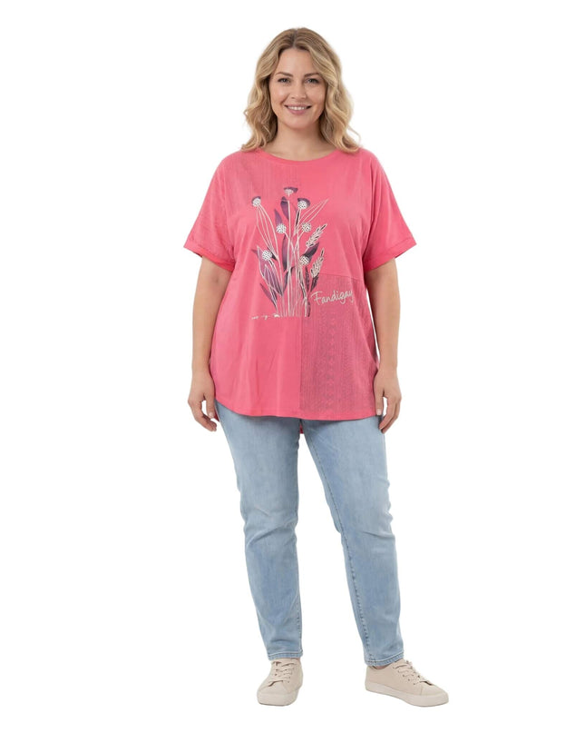 Дамска лятна туника големи размери в коралов цвят с флорална апликация, представена в цял ръст на бял фон.