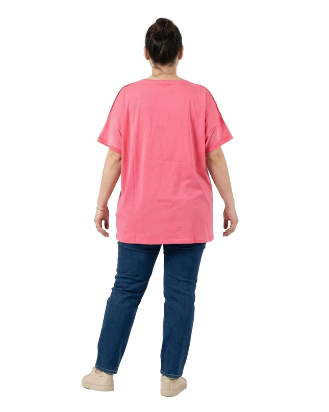 Изглед отзад на дамска лятна туника големи размери в коралов цвят. Свободен силует, заснет в цял ръст на бял фон.