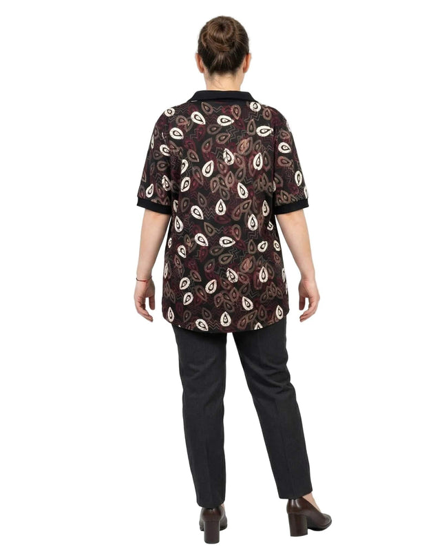 Дамска официална туника големи размери с ефектна яка и къс ръкав, черен цвят с принт на листа, изглед отзад на бял фон.