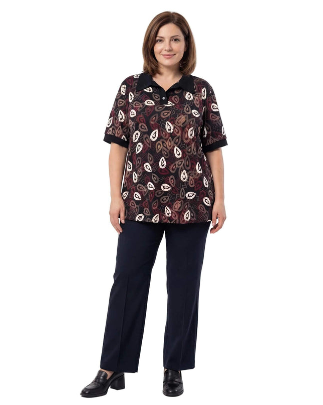 Дамска официална туника големи размери с десен на листа и ефектна яка, снимка в цял ръст на бял фон.