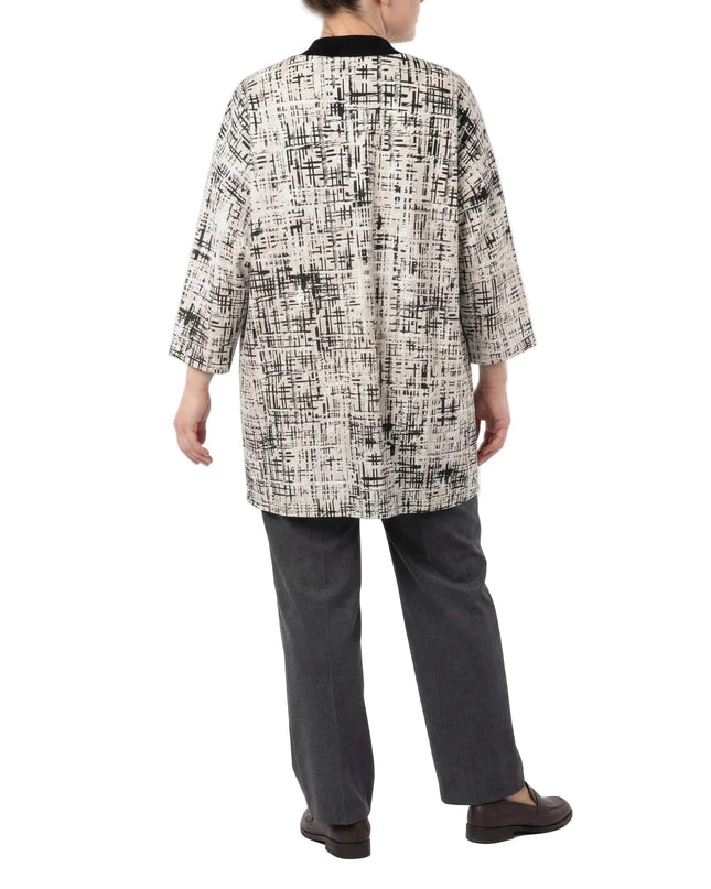 Дамски бежов макси жакет с абстрактен десен и 7/8 ръкави, изглед отзад в цял ръст на бял фон.