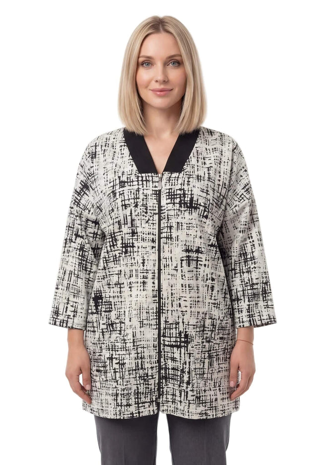 Дамски бежов макси жакет с черен абстрактен десен и V-образно деколте с цип, представен отпред на бял фон.