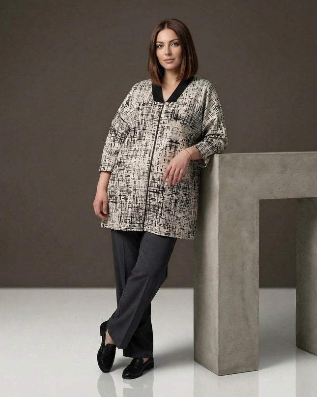 Дамски бежов макси жакет с абстрактен десен и V-образна яка, представен в цял ръст. Моделът е съчетал жакета с тъмни панталони.