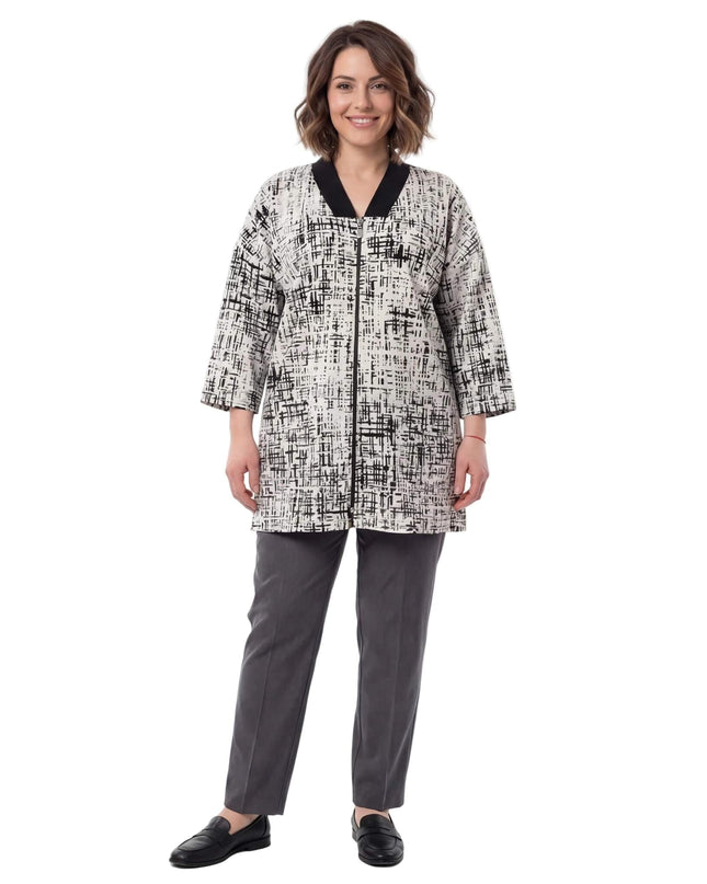 Дамски бежов макси жакет с абстрактен десен и преден цип, представен от модел в цял ръст на бял фон.