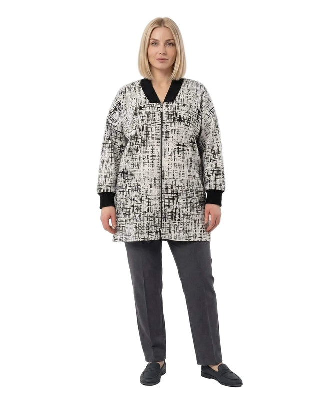 Дамски бежов макси жакет с абстрактен десен, преден цип и черни детайли, показан в цял ръст.